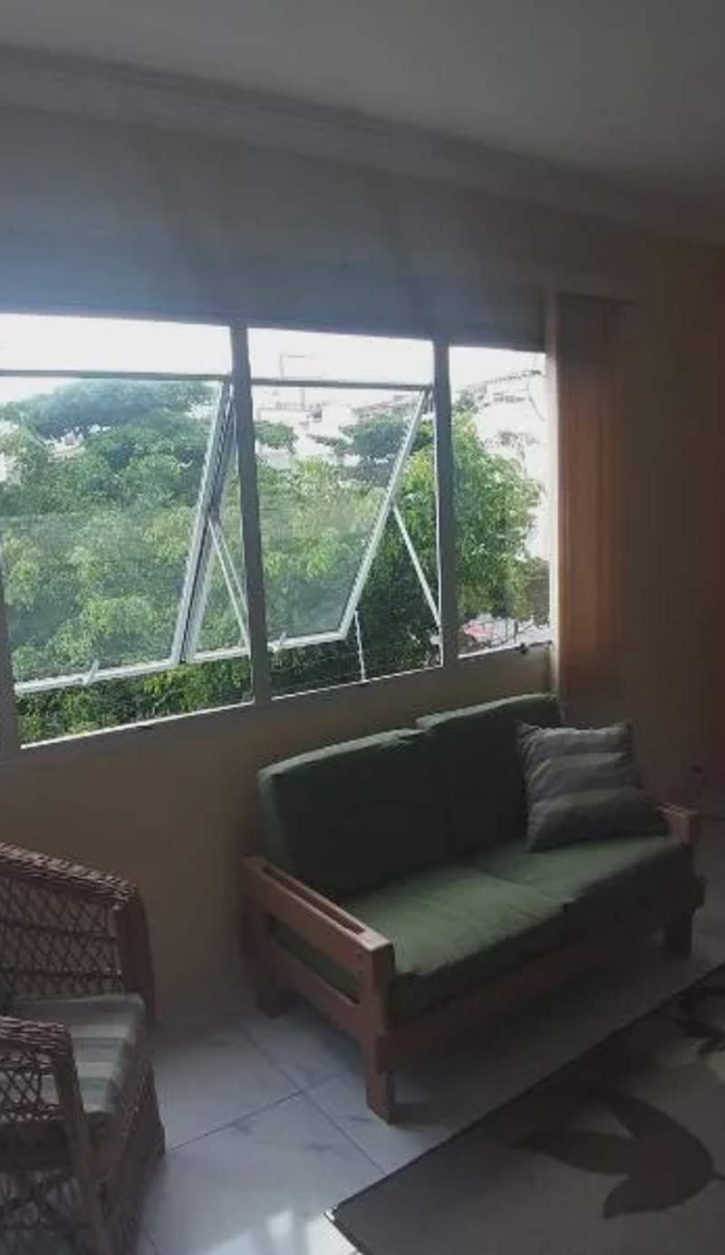 Guaruja. Excelente apartamento, localizado no melhor ponto da Enseada, a 200 m da praia. Possui restaurantes, mini shoppings e boulevard próximosar,  ambém a supermercados, farmácias e ao aquário do Guarujá.