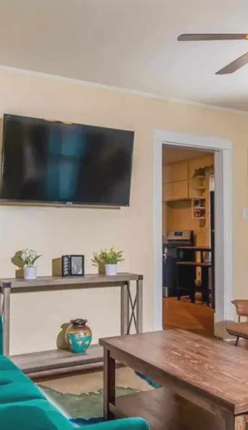 Exquisite Rogers Park 1 bedroom, 1 bath Apartment Near Evanston