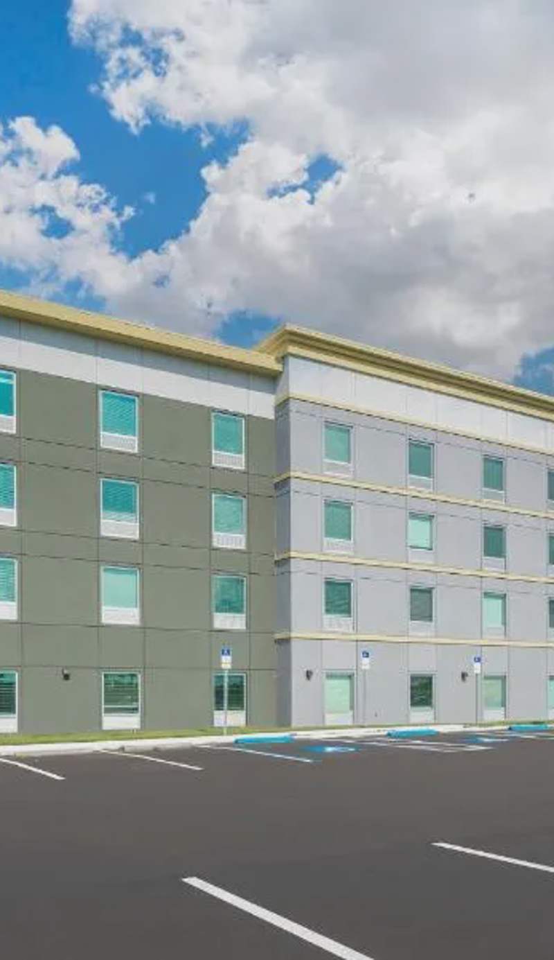 HomeTowne Studios by Red Roof Tampa - Airport