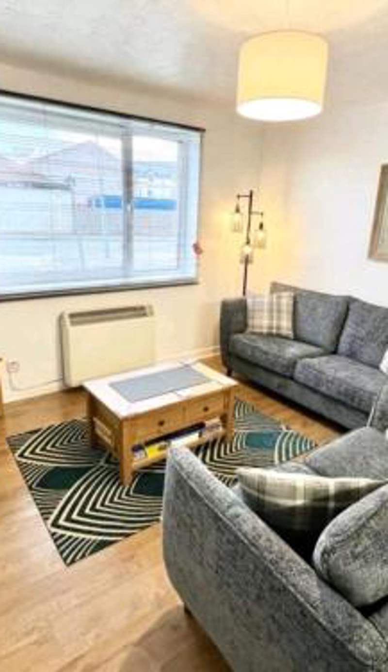 Two Bed Holiday Home with Free Parking in Inverness