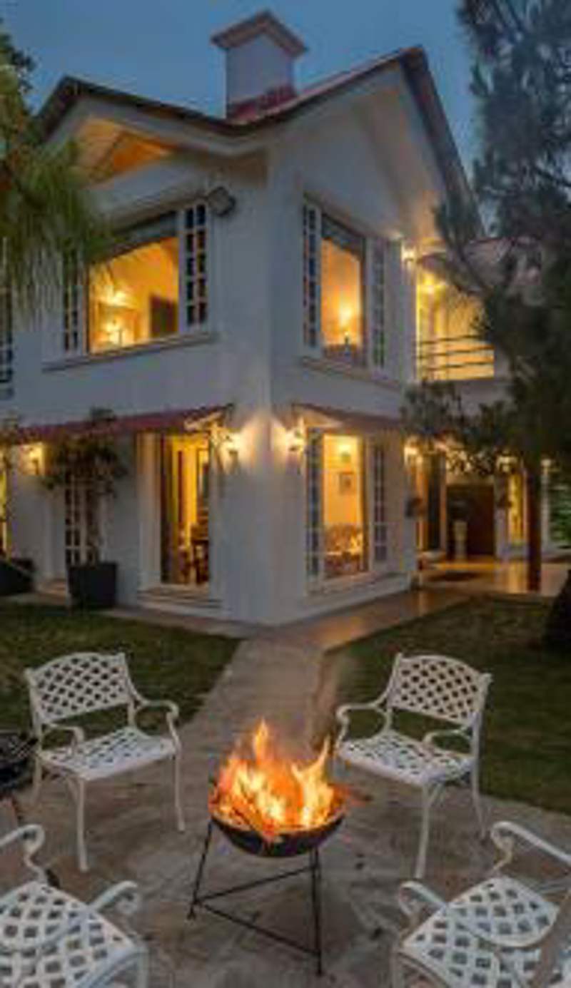 StayVista at Bellevue with Outdoor Jacuzzi