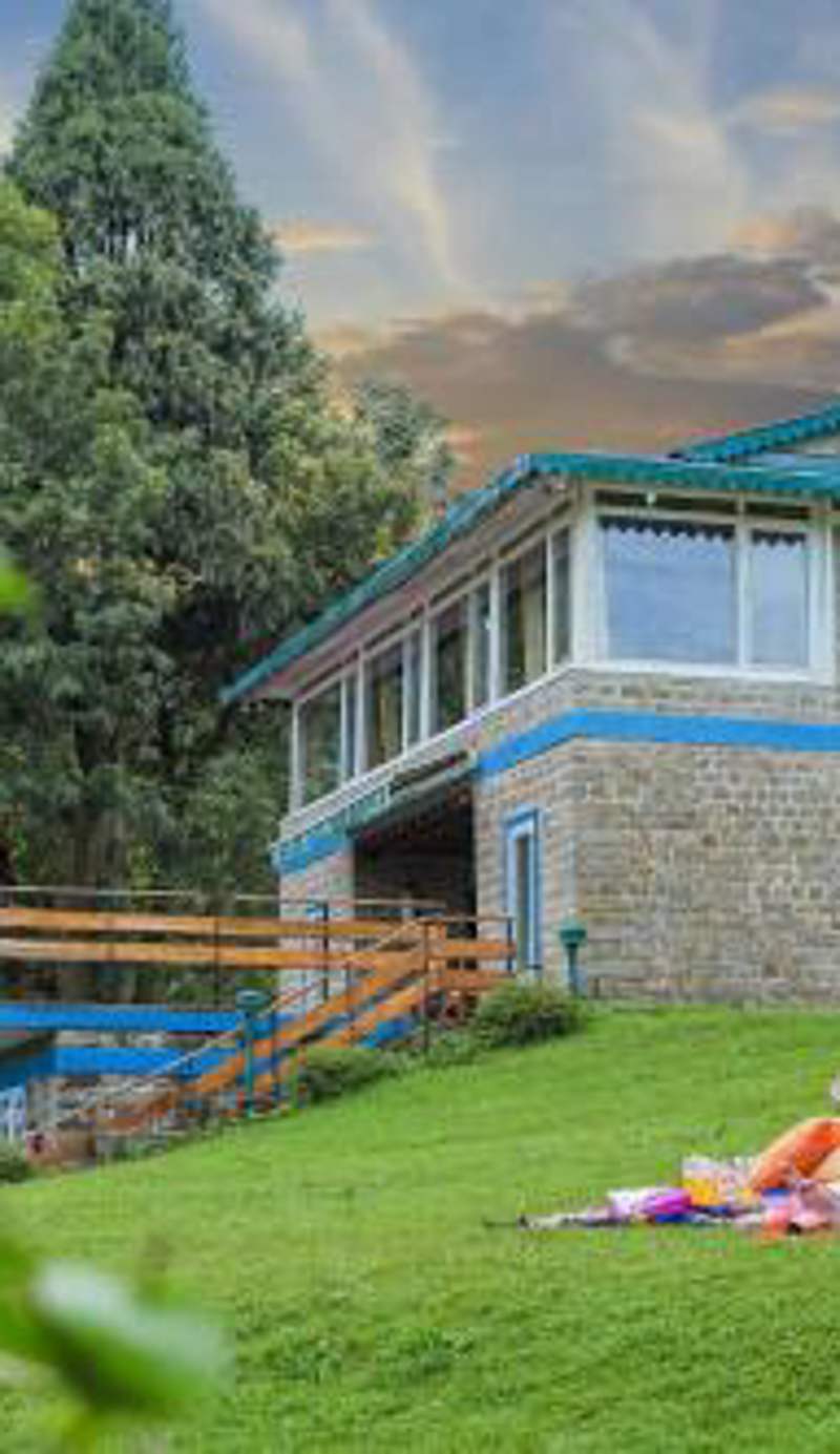 SaffronStays Kasauli Estate Royalty - 5BR Heritage Home with Lawn
