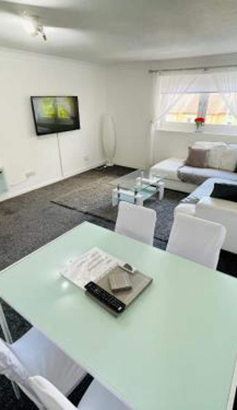 Modern 2 bedroom Apartment Near City Centre