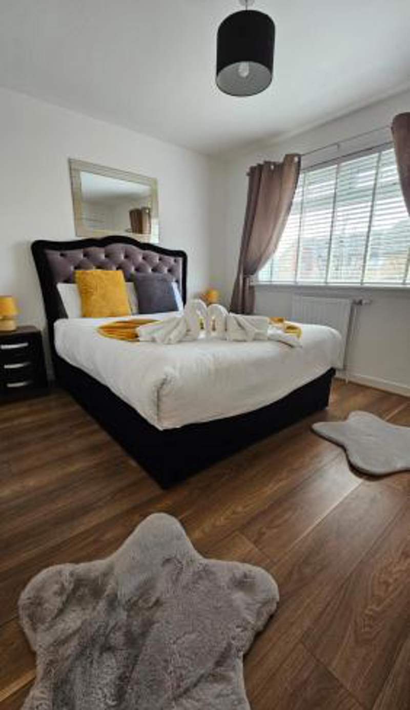 Silverburn new house with free parking and nice garden