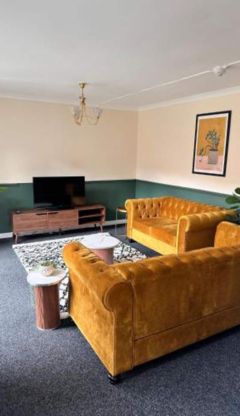 3BR Flat Sleeps 6 West End Sights Driveway