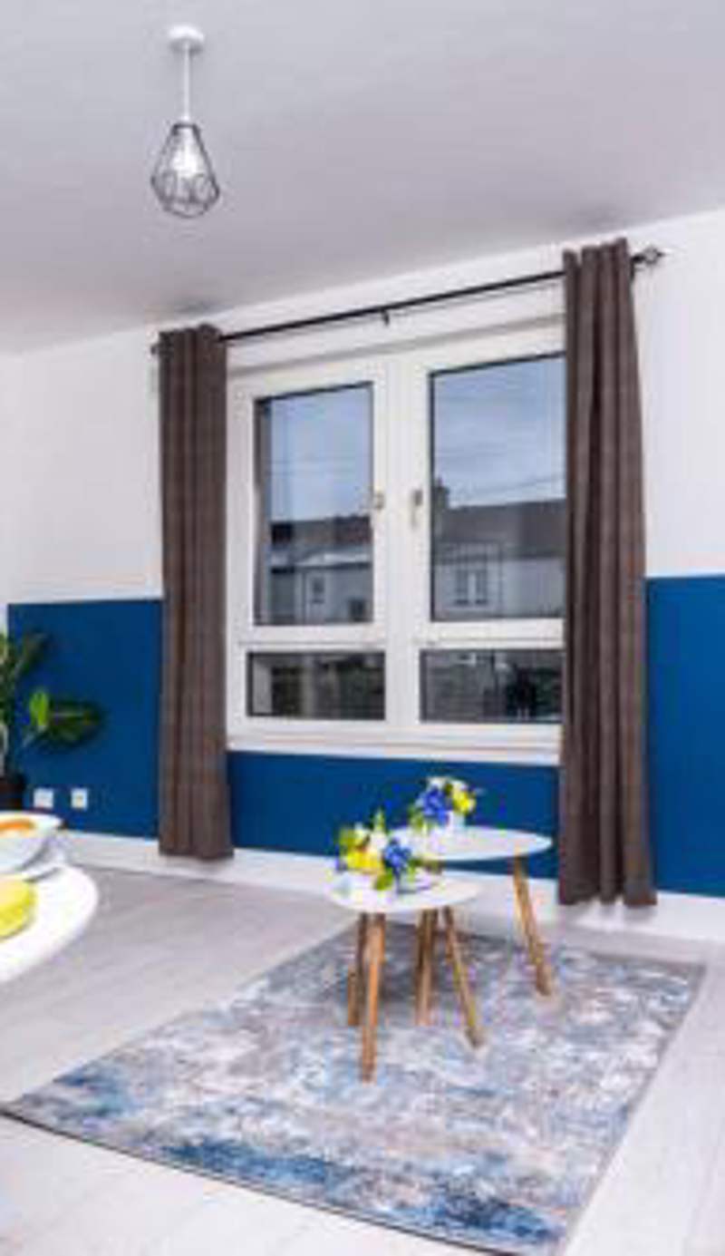 Cheerful 2 Bedroom Homely Apartment, Sleeps 4 Guest Comfy, 1x Double Bed, 2x Single Beds, Free Parking, Free WiFi, Suitable For Business, Leisure Guest, Contractors, QE Hospital, Glasgow, Near Airport & City Centre, Perfect For Common Wealth Games 2026