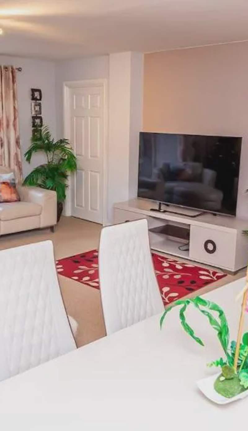 Spacious 4 Bed house with parking and garden at Reading