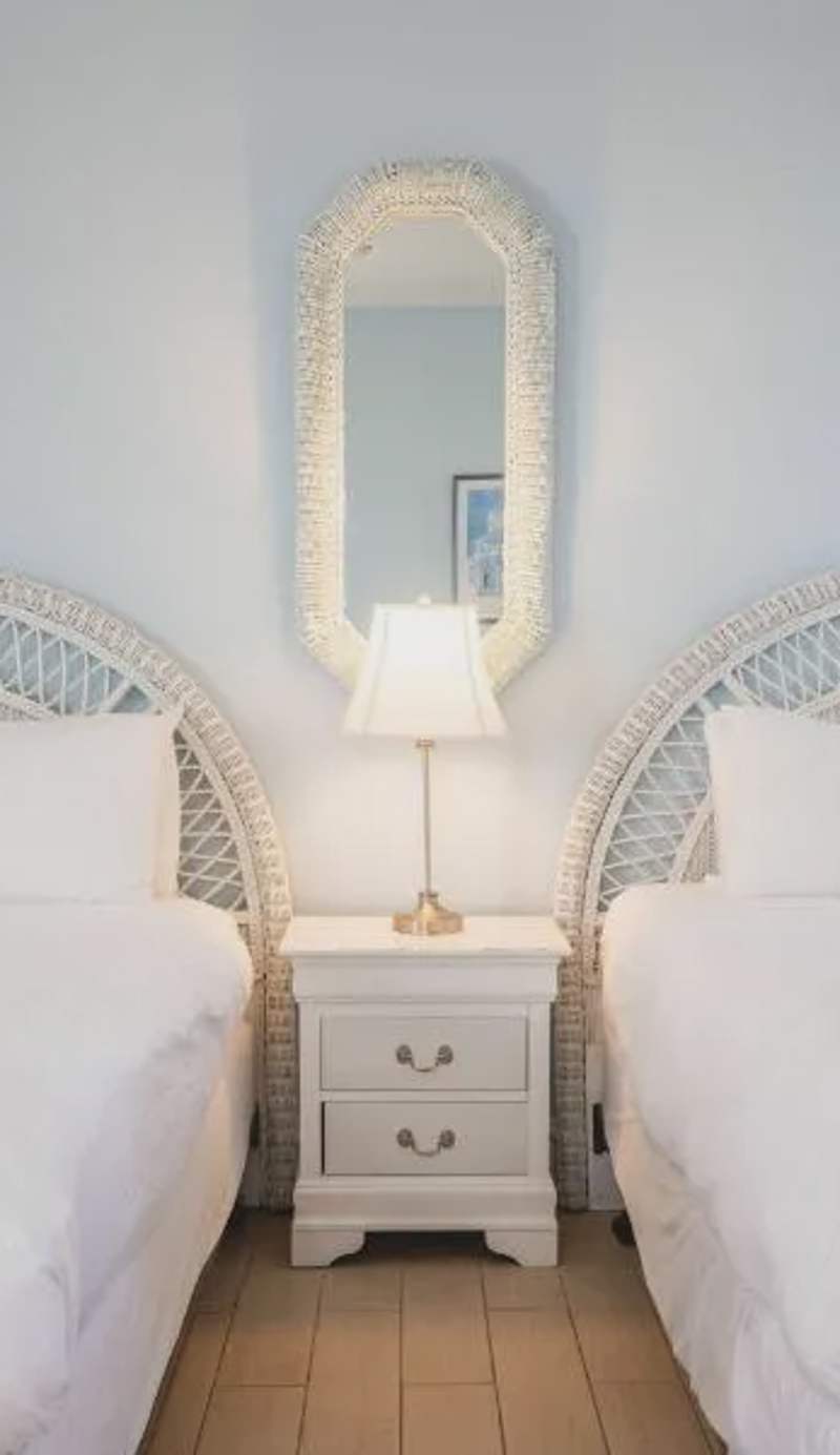 Deluxe Queen at the Curry Mansion - Parking & Heated Pool!
