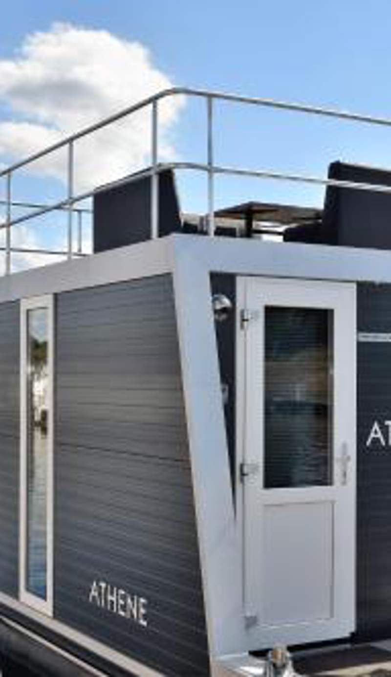 Cosy floating boatlodge Athene