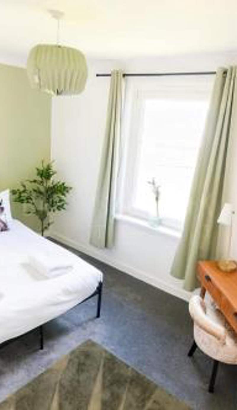 Stylish Apartment with Free Parking Near City and Bus Links