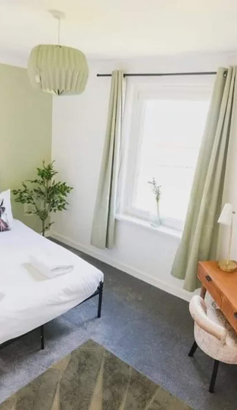 Stylish Apartment with Free Parking Near City and Bus Links