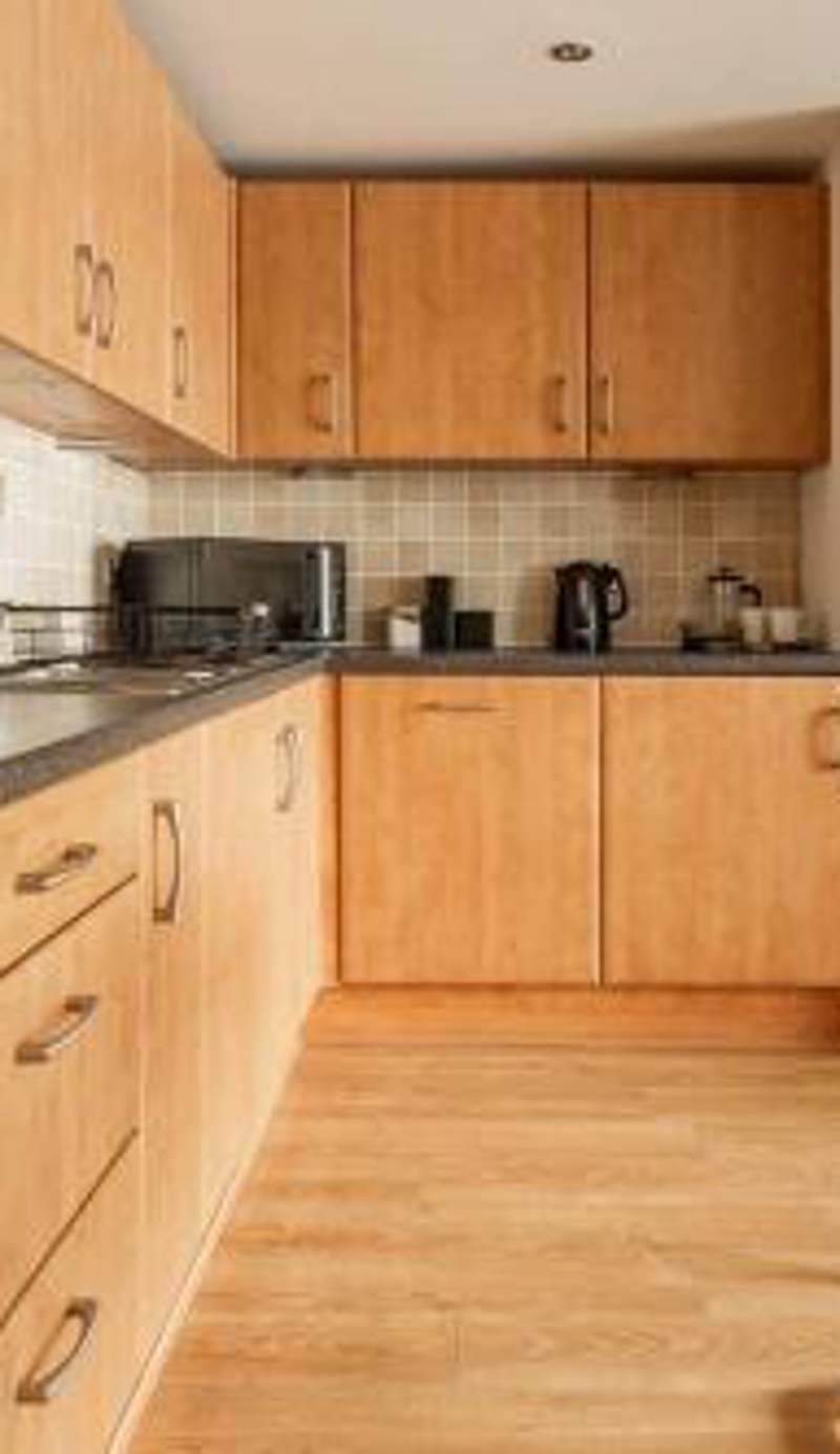 Lux Waterfront 2 bed Apt w free parking & river views, City Centre 15 min walk