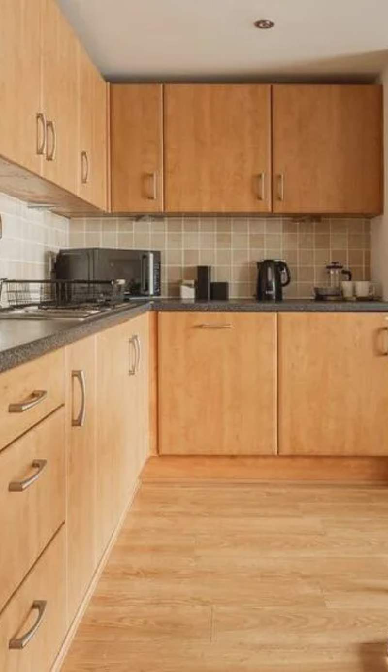 Lux Waterfront 2 bed Apt w free parking & river views, City Centre 15 min walk