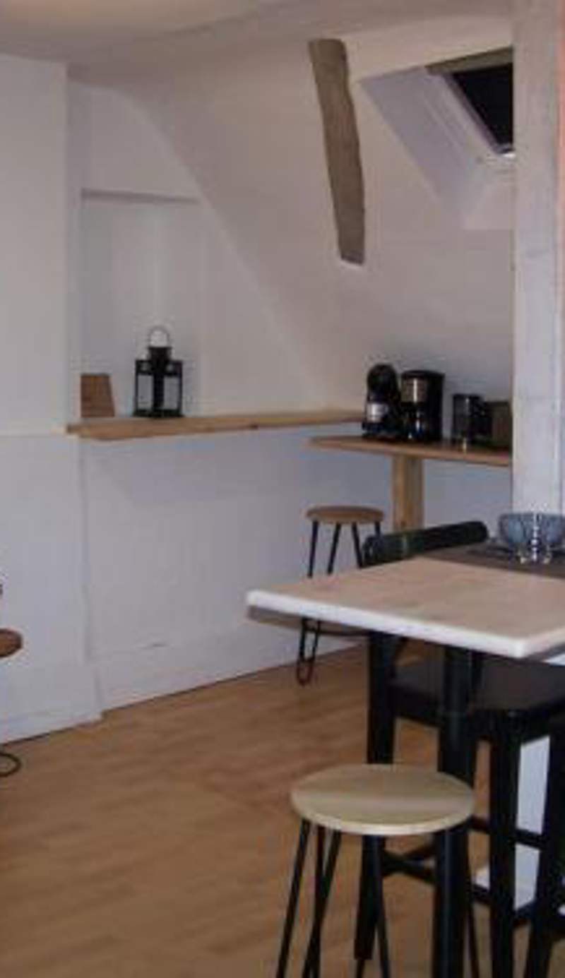 Rennes: studio 4 couchages, proche commerces, bus.