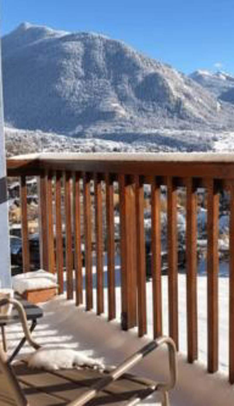 Balcony & serenity peak views