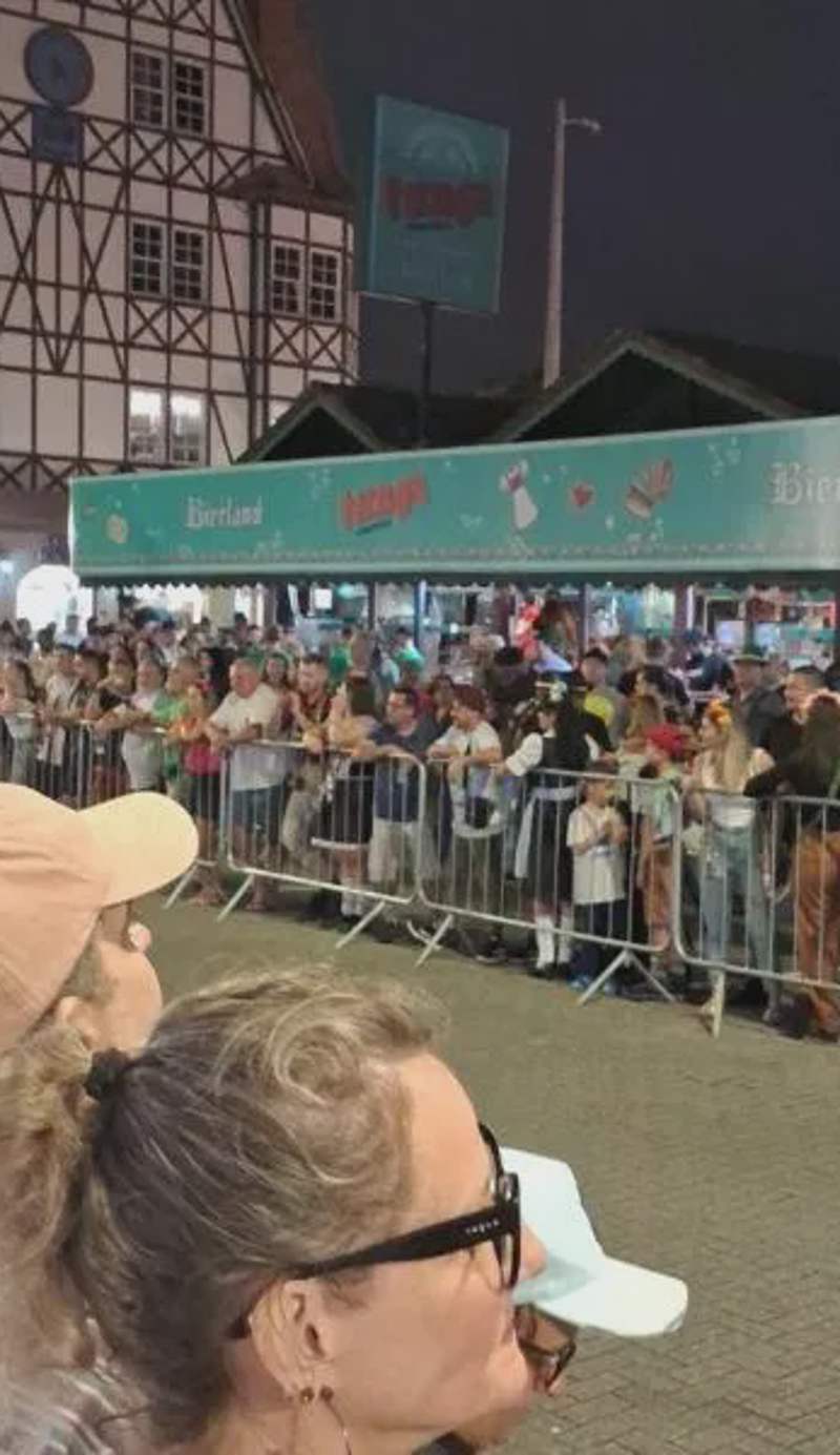AP com cama King size e 2 colchão no chão e Internet no centro de Blu
