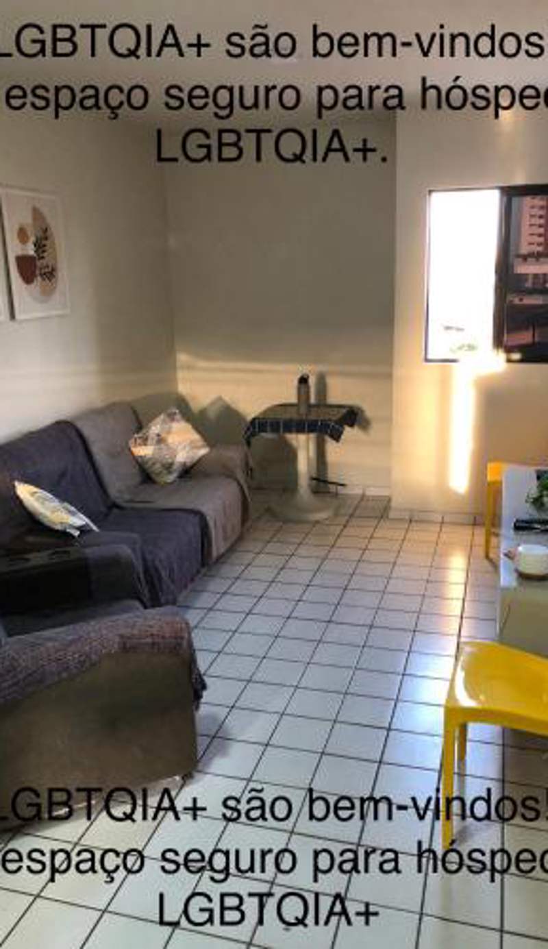Quarto com banheiro e ar privativos Demais areas do ap compartilhadas com o anfitriao Hospedes LGBTQIA sao bem vindos