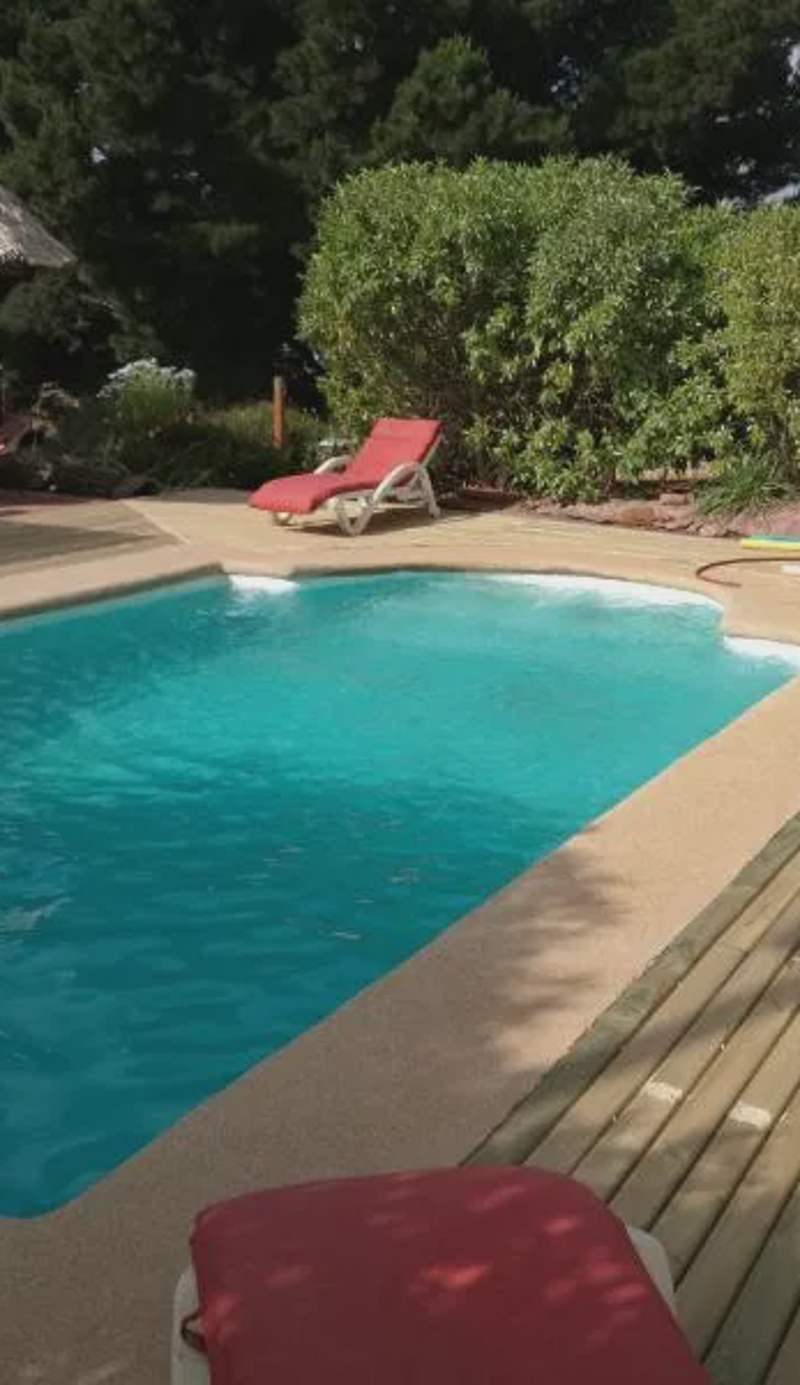 lodge con piscina privada, parcela de campo.