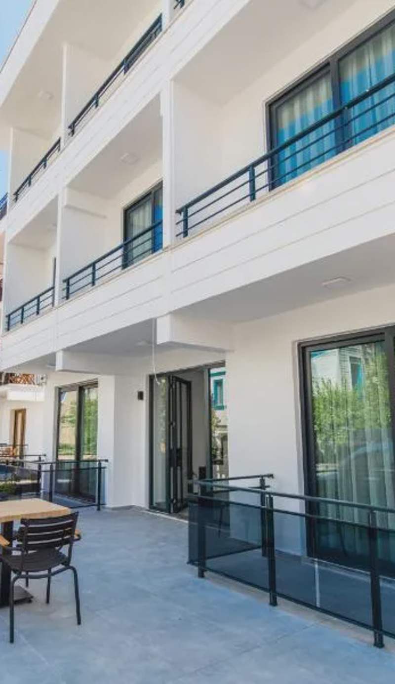 Leonis Hotel