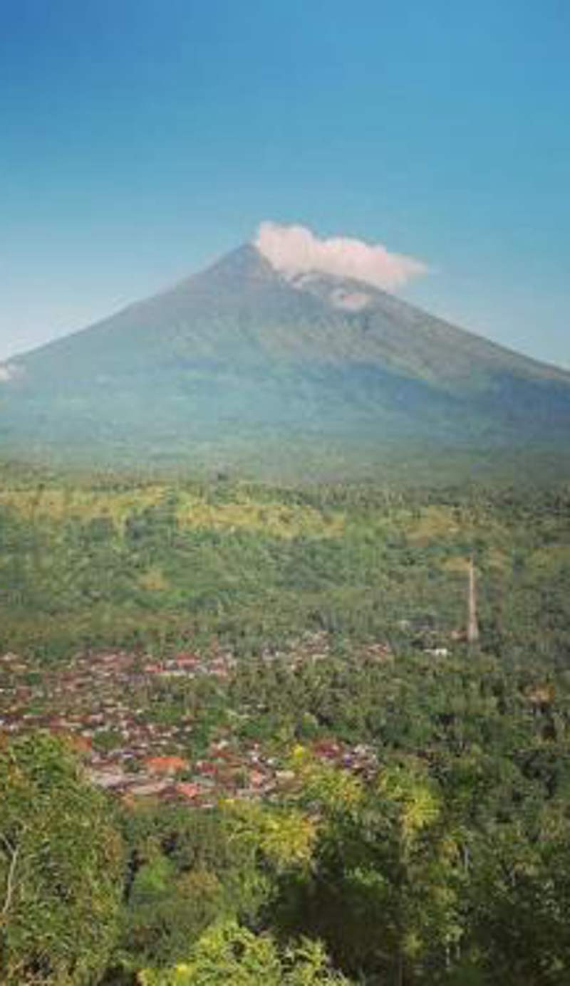 Amed Stop Inn Homestay, Rooftop Restaurant and Bar