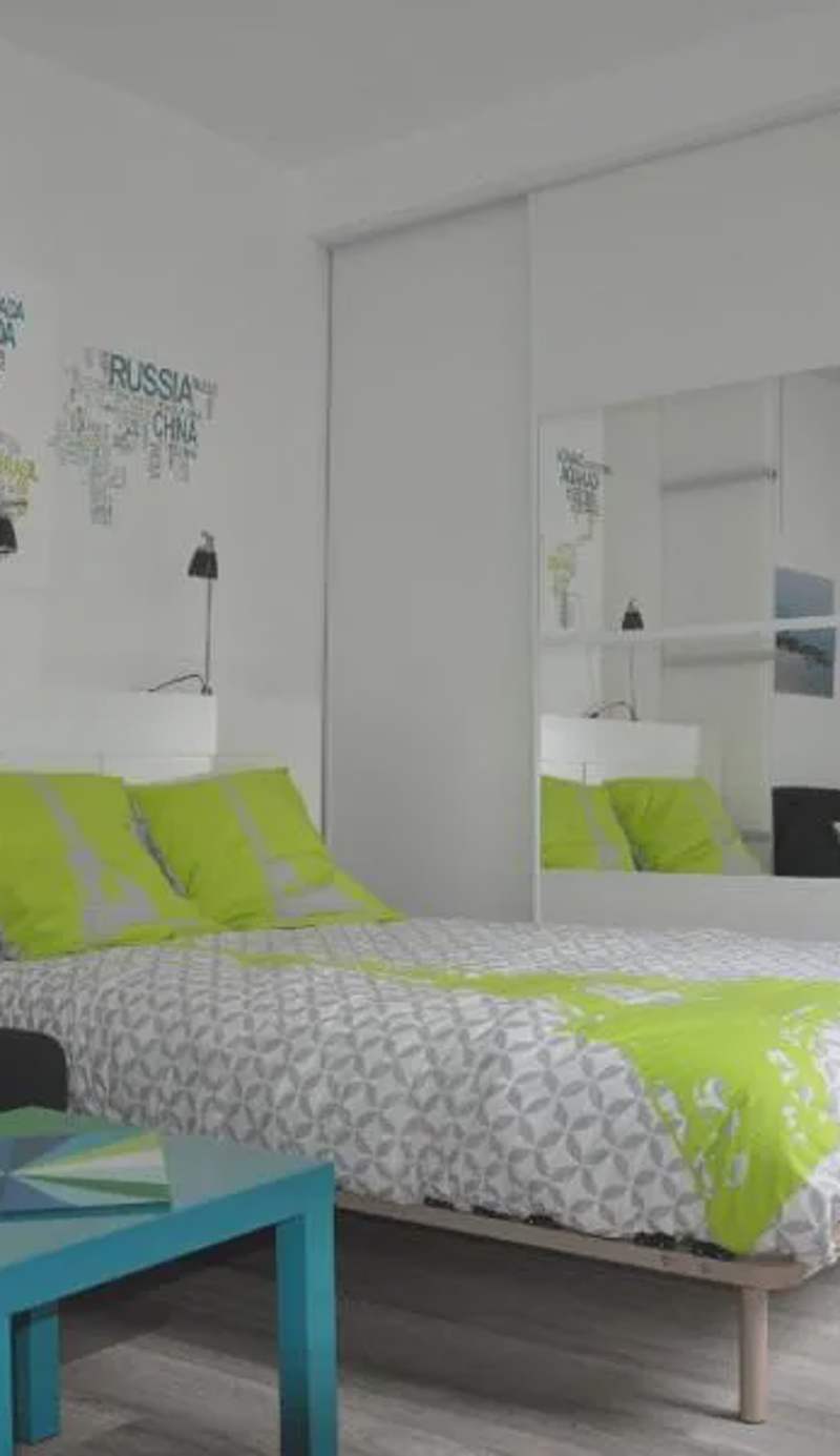 Studio lumineux Intra-muros à 2 pas de la plage.