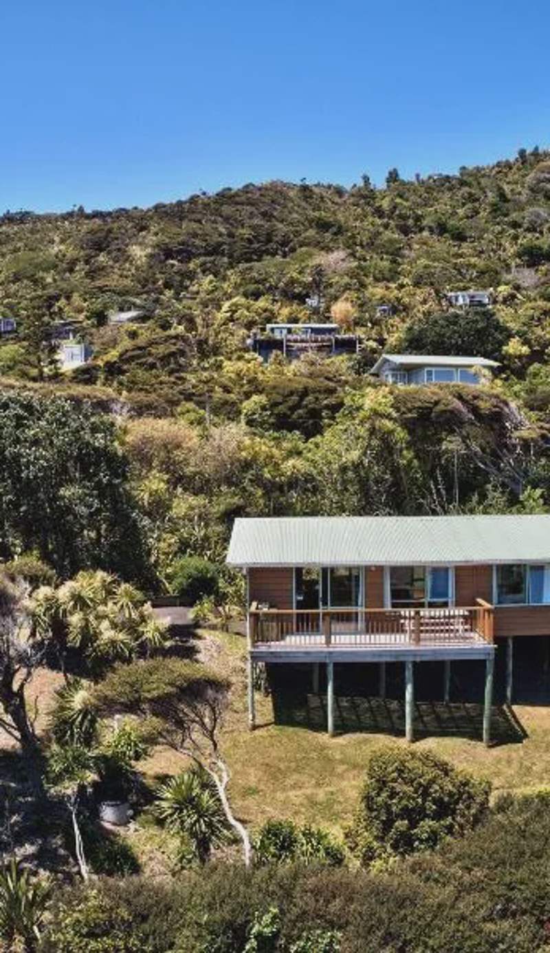 Seaview, Sun and Surf - Piha Holiday Home